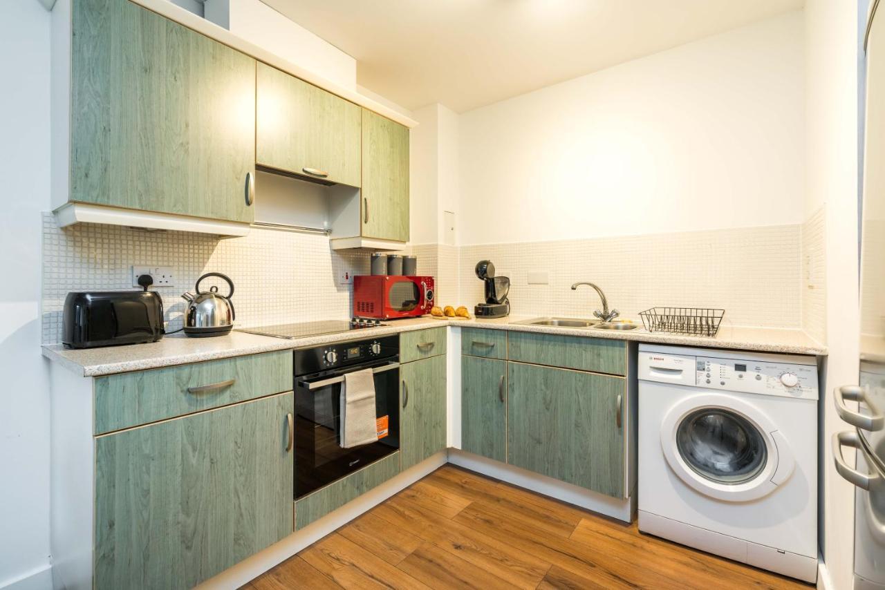 Fast Internet One Bedroom Apartment In Greater London, Id Required Buitenkant foto