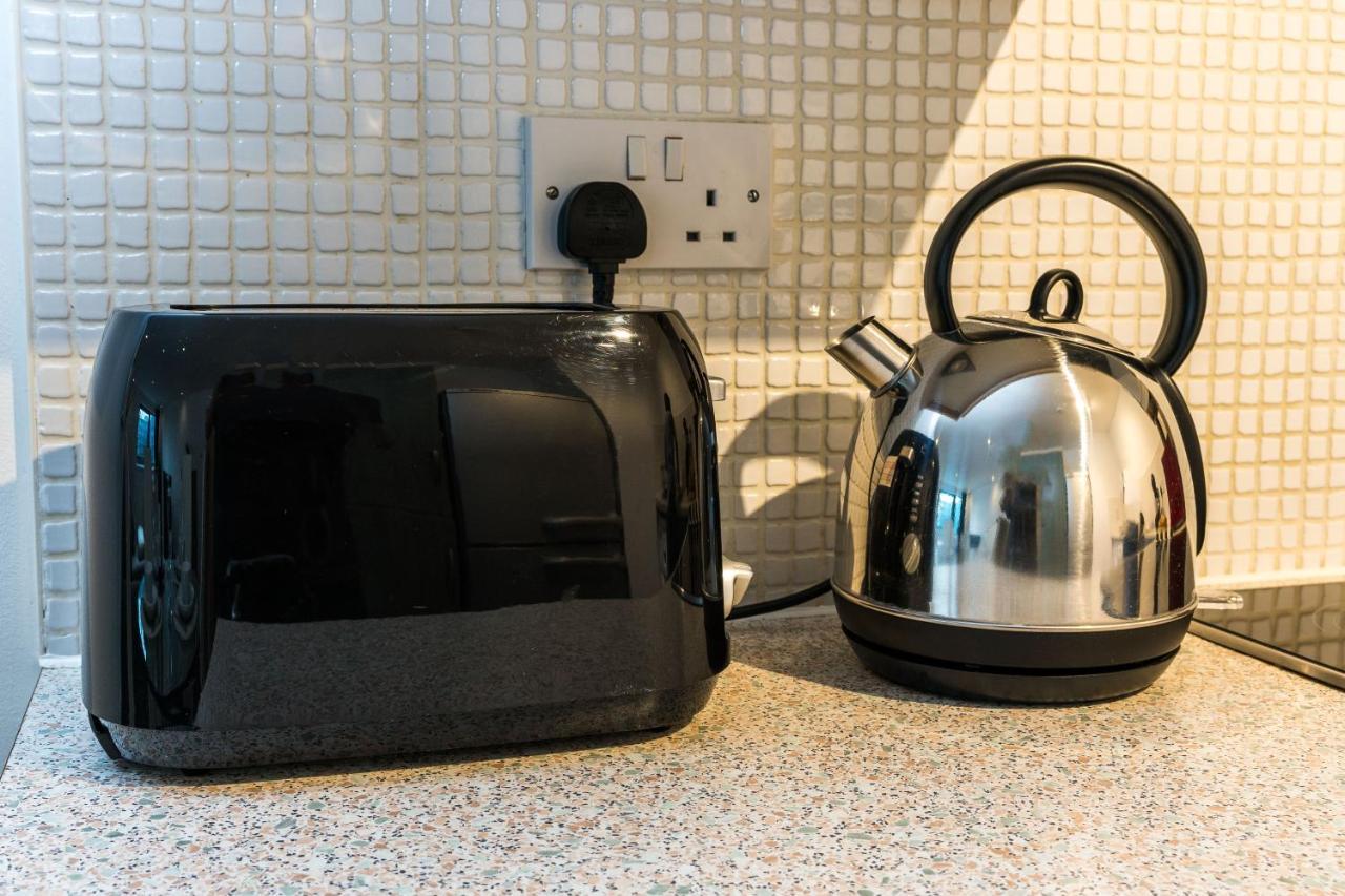 Fast Internet One Bedroom Apartment In Greater London, Id Required Buitenkant foto