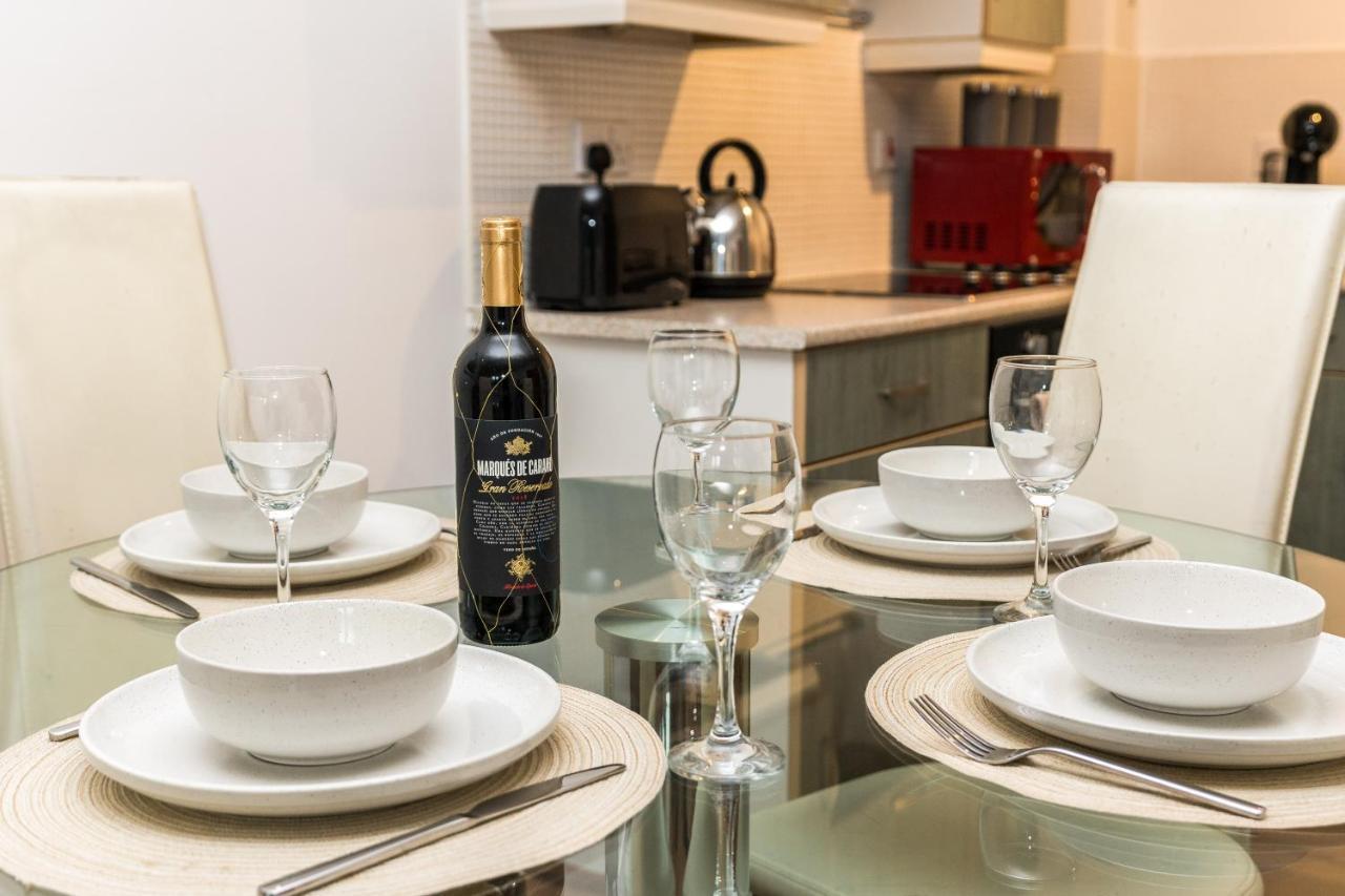 Fast Internet One Bedroom Apartment In Greater London, Id Required Buitenkant foto