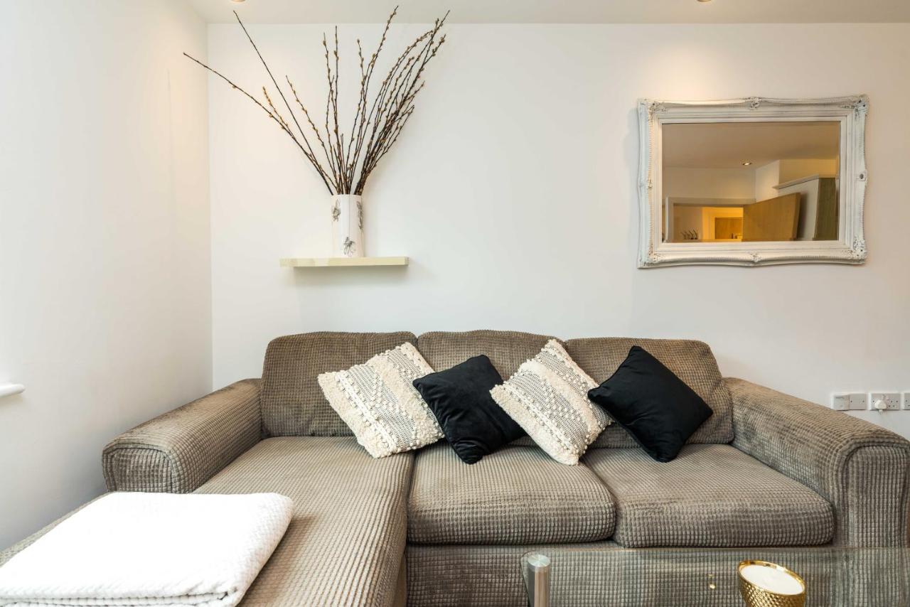 Fast Internet One Bedroom Apartment In Greater London, Id Required Buitenkant foto